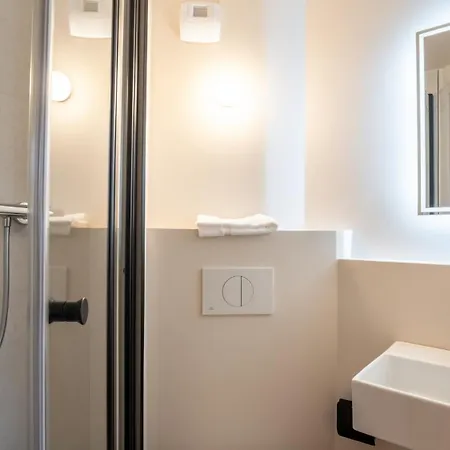 Kyriad Eco - - La Defense Hotel Suresnes