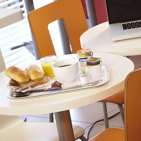 Premiere Classe Paris Ouest - Pont De Otel