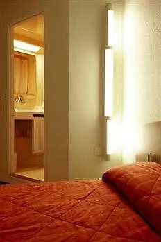 Kyriad Eco - - La Defense Hotel Suresnes